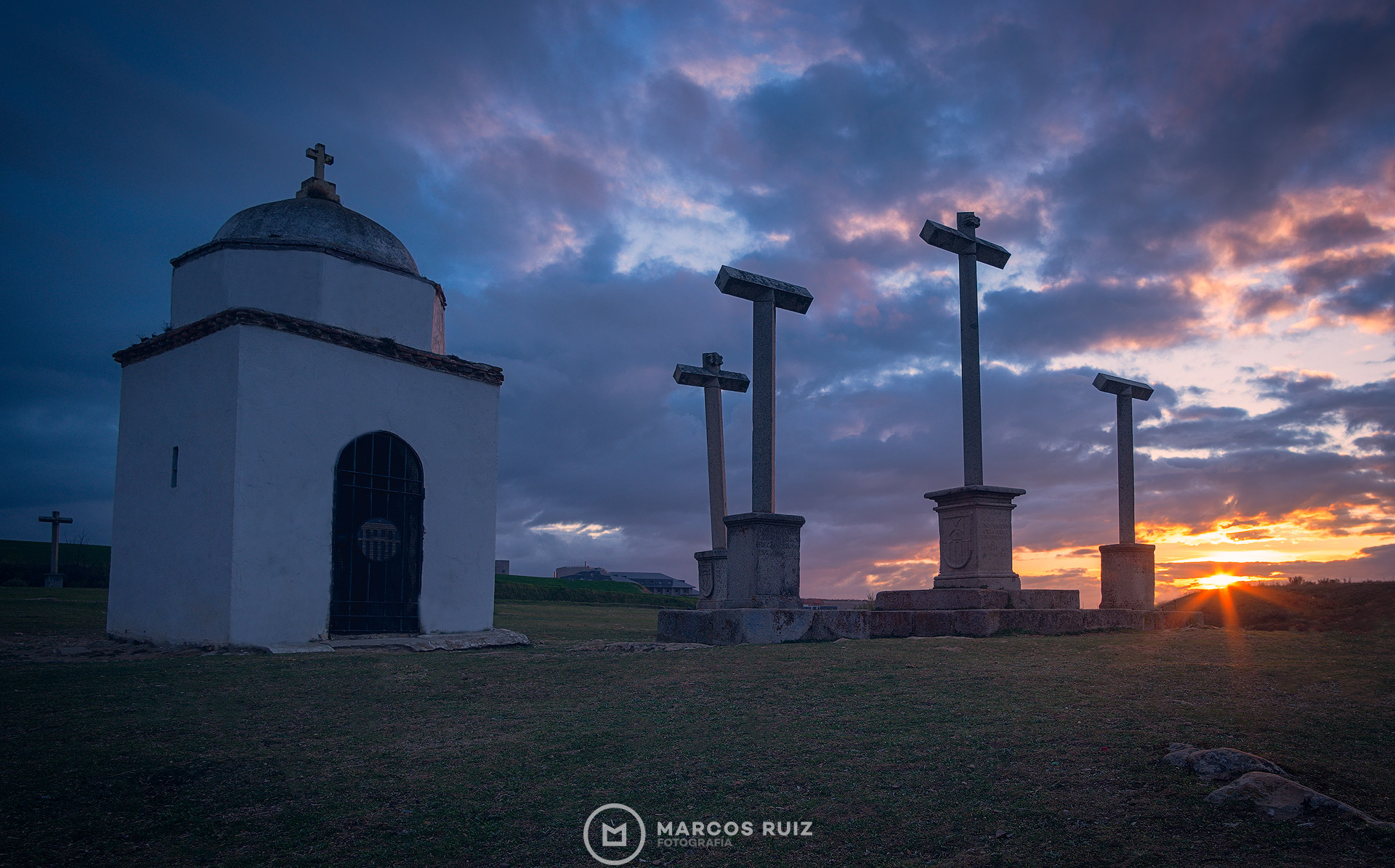Ermita y cruces al atardecer
